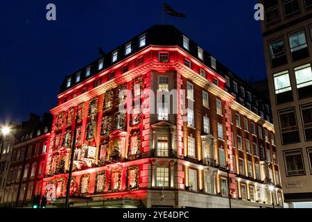 London, Großbritannien - 1. Dezember 2019: Vorderfassade des berühmten Fortnum and Mason Stores in Mayfair, London. Das Äußere ist als Adventskalender dekoriert Stockfoto