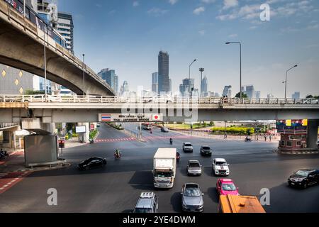 Blick auf die thailändische japanische Freundschaftsbrücke Bangkok. Die Silom Rd überquert die Rama 4. Mit dem Lumpini Park auf der rechten Seite. Die Ratchadamri Rd führt nach Norden. Stockfoto