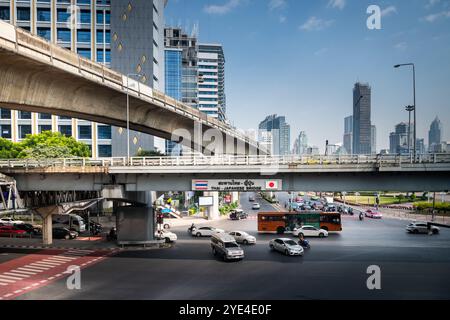 Blick auf die thailändische japanische Freundschaftsbrücke Bangkok. Die Silom Rd überquert die Rama 4. Mit dem Lumpini Park auf der rechten Seite. Die Ratchadamri Rd führt nach Norden. Stockfoto
