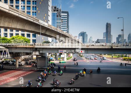 Blick auf die thailändische japanische Freundschaftsbrücke Bangkok. Die Silom Rd überquert die Rama 4. Mit dem Lumpini Park auf der rechten Seite. Die Ratchadamri Rd führt nach Norden. Stockfoto