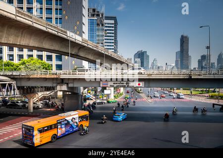 Blick auf die thailändische japanische Freundschaftsbrücke Bangkok. Die Silom Rd überquert die Rama 4. Mit dem Lumpini Park auf der rechten Seite. Die Ratchadamri Rd führt nach Norden. Stockfoto