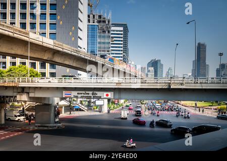 Blick auf die thailändische japanische Freundschaftsbrücke Bangkok. Die Silom Rd überquert die Rama 4. Mit dem Lumpini Park auf der rechten Seite. Die Ratchadamri Rd führt nach Norden. Stockfoto