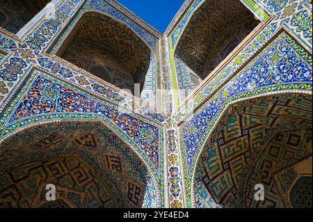 Innenhof eines antiken Gebäudes mit Majolikafliesen in Samarkand, Usbekistan Stockfoto