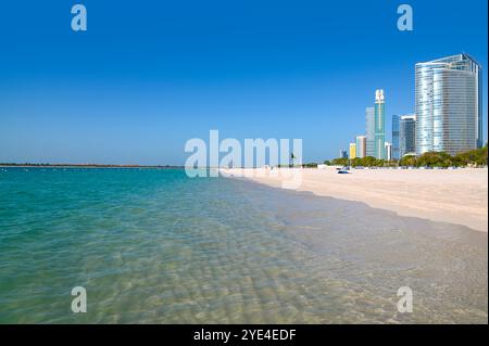 Panoramablick auf Abu Dhabi mit Meer, Sand, Wolkenkratzern vor blauem Himmel Stockfoto