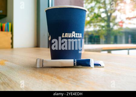 MINSK - JULI 10: Nahaufnahme von zwei Pappbechern auf einem Tisch mit Lavazza-Logo im Minsk Lavazza Café am 10. Juli. 2022 in Weißrussland Stockfoto