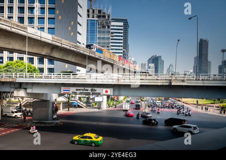 Blick auf die thailändische japanische Freundschaftsbrücke Bangkok. Die Silom Rd überquert die Rama 4. Mit dem Lumpini Park auf der rechten Seite. Die Ratchadamri Rd führt nach Norden. Stockfoto