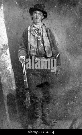 WILLIAM BONNEY aka Billy the Kid (1859–1881) versteckt ein Winchester 1873 Model Gewehr. Stockfoto