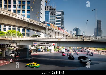 Blick auf die thailändische japanische Freundschaftsbrücke Bangkok. Die Silom Rd überquert die Rama 4. Mit dem Lumpini Park auf der rechten Seite. Die Ratchadamri Rd führt nach Norden. Stockfoto