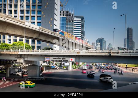 Blick auf die thailändische japanische Freundschaftsbrücke Bangkok. Die Silom Rd überquert die Rama 4. Mit dem Lumpini Park auf der rechten Seite. Die Ratchadamri Rd führt nach Norden. Stockfoto