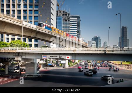 Blick auf die thailändische japanische Freundschaftsbrücke Bangkok. Die Silom Rd überquert die Rama 4. Mit dem Lumpini Park auf der rechten Seite. Die Ratchadamri Rd führt nach Norden. Stockfoto
