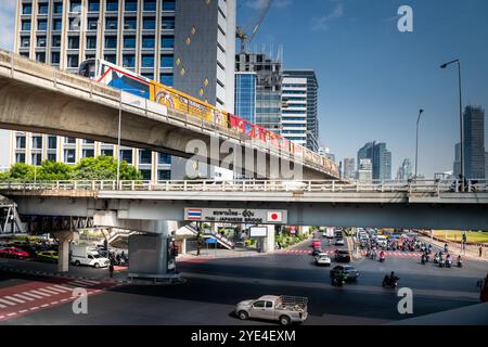 Blick auf die thailändische japanische Freundschaftsbrücke Bangkok. Die Silom Rd überquert die Rama 4. Mit dem Lumpini Park auf der rechten Seite. Die Ratchadamri Rd führt nach Norden. Stockfoto