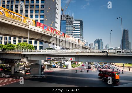 Blick auf die thailändische japanische Freundschaftsbrücke Bangkok. Die Silom Rd überquert die Rama 4. Mit dem Lumpini Park auf der rechten Seite. Die Ratchadamri Rd führt nach Norden. Stockfoto