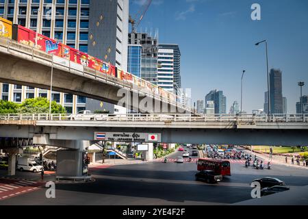 Blick auf die thailändische japanische Freundschaftsbrücke Bangkok. Die Silom Rd überquert die Rama 4. Mit dem Lumpini Park auf der rechten Seite. Die Ratchadamri Rd führt nach Norden. Stockfoto