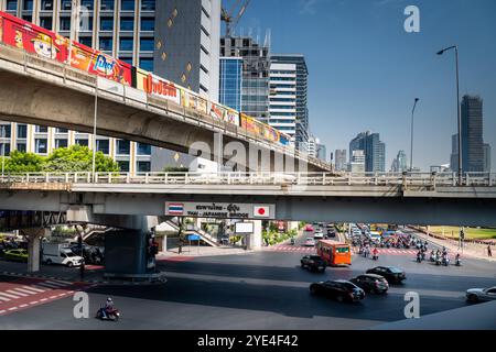 Blick auf die thailändische japanische Freundschaftsbrücke Bangkok. Die Silom Rd überquert die Rama 4. Mit dem Lumpini Park auf der rechten Seite. Die Ratchadamri Rd führt nach Norden. Stockfoto