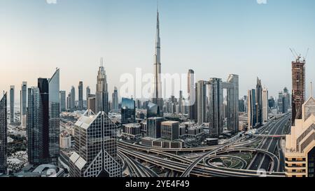 Panoramablick auf die Skyline von dubai bei Sonnenaufgang Stockfoto