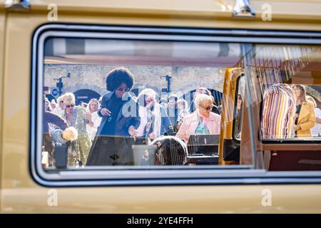 Disco-Tanz im Stil der 70er Jahre im Classic Car Boot Sale, Granary Square, King's Cross, London, Großbritannien Stockfoto