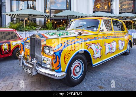 Exakte Nachbildung von John Lennons „psychedelischen“ Rolls-Royce Phantom Mulliner Park Ward, gebaut 2014, ausgestellt im Classic Car Boot Sale in London Stockfoto