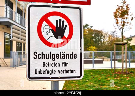 Gersthofen, Bayern, Deutschland - 29. Oktober 2024: Sicherheitswarnung am Schuleingang, unbefugte Personen sind strengstens verboten, Schutz für Schüler und Schulpersonal *** Sicherheitswarnung am Schuleingang, Betreten des Schulgeländes für unbefugte streng verboten, Schutz für Schüler und Schulpersonal Stockfoto