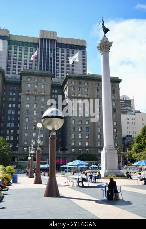 Das Dewey Monument am Union Square unter blauem Himmel. Stockfoto