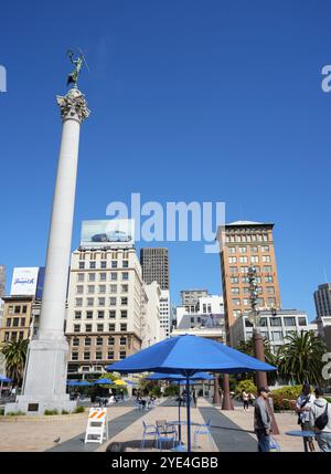 Das Dewey Monument am Union Square unter blauem Himmel. Stockfoto