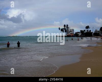 Ein wunderschöner doppelter Regenbogen am Strand in San Juan, Puerto Rico. Stockfoto