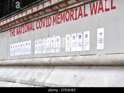 Rote Herzen an der Wand des National COVID Memorial am Südufer der Themse, gegenüber den Houses of Parliament, London, England. Stockfoto