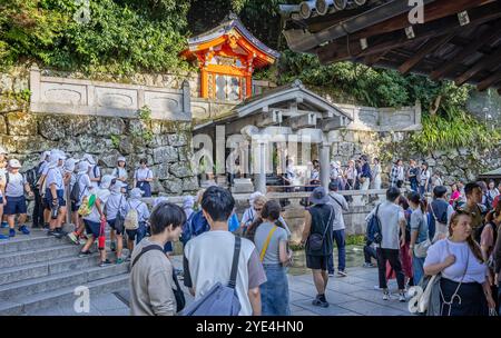 Otowa-no-taki, der Wasserfall, an dem Besucher für Gesundheit, Langlebigkeit und Erfolg in Kyoto, Japan, am 27. September 2024 trinken Stockfoto