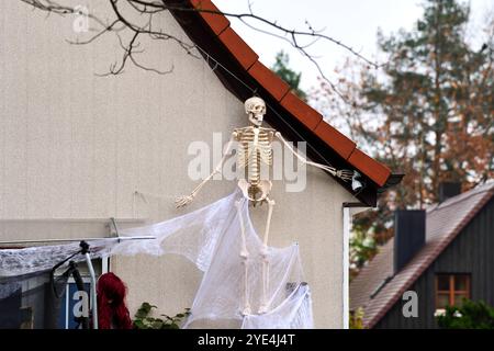 Gersthofen, Bayern, Deutschland - 29. Oktober 2024: Schaurige Halloween-Dekoration mit Skelett an einem Wohnhaus *** Schaurige Halloween-Dekoration mit Skelett an einem Wohnhaus Stockfoto