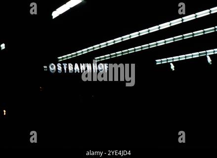 Berlin, Ddr. August 1961 – ein beleuchtetes Schild „Ostbahnhof“ am Ostbahnhof Berlin. Stockfoto