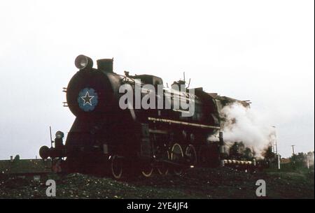 Russland. August 1961: Eine 2-10-0-Kriegslokomotive. Diese Dampflokomotiven wurden während des Zweiten Weltkriegs von Deutschland gebaut und betrieben. Dieses Beispiel war eines der von Russland als Kriegstrophäe beschlagnahmten und für die russische Spurweite von 5 Fuß adaptierten Beispiele. Sie wurden bis in den 1960er Jahren durch Diesel- und Elektrolokomotiven ersetzt Stockfoto