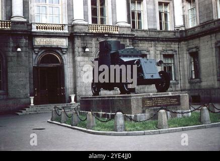 Leningrad, Russland. 1961. August: Der Panzerwagen „Vrag Kapitala“ (Feind des Kapitals) aus Austin-Putilovets wird als historisches Denkmal vor dem Museum von V.I. Lenin in Leningrad (Sankt Petersburg) ausgestellt. Das Fahrzeug repräsentierte das Fahrzeug, in dem der sowjetische Führer Wladimir Lenin die Menge während der Revolution von 1917 ansprach. Stockfoto
