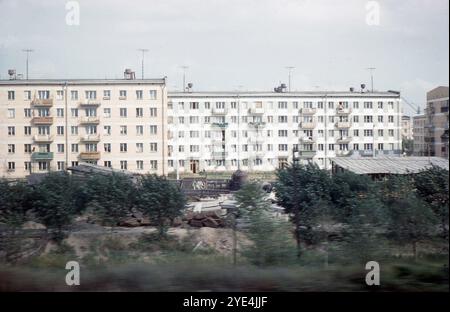 Russland. August 1961: Ein Foto von fünfstöckigen Chruschtschewka-Wohngebäuden aus einem fahrenden Zug in Russland. Diese Art von preisgünstigen Wohngebäuden wurde in der Sowjetunion ab den frühen 1960er Jahren entworfen und gebaut Sie haben ihren Namen von Nikita Chruschtschow, dem damaligen Führer der Sowjetunion, übernommen. Stockfoto