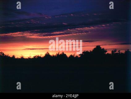 Polen. August 1961 – Ein Foto eines wunderschönen Sonnenuntergangs in Polen, aufgenommen aus einem Fenster einer Dampfeisenbahn, während einer Reise von Moskau, Russland nach Ost-Berlin, DDR. Stockfoto