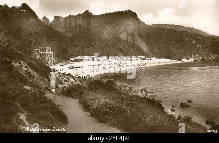 Devon. Um 1930 - Ein Foto von Oddicombe Beach, unterhalb des Babbacombe-Viertels von Torbay, Devon. Besucher und Urlauber sind am Strand und Freizeitboote wurden an die Küste gezogen. Ebenfalls sichtbar ist der untere Bahnhof der Babbacombe Cliff Standseilbahn, die 1926 eröffnet wurde. Stockfoto