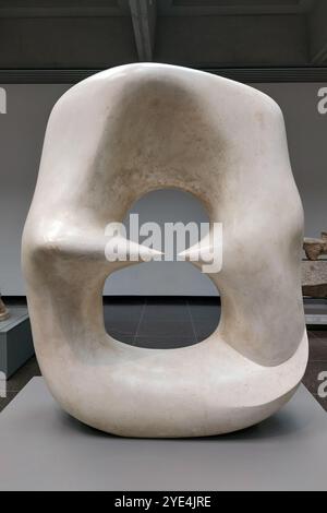 Oval mit Spitzen von Henry Moore, Arbeitsmodell für Gips, in der Art Gallery of Ontario, Toronto, Kanada. Stockfoto