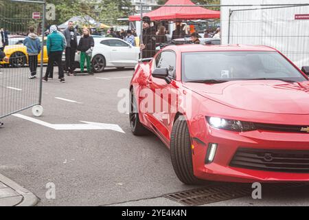 Rotes Chevrolet Coupe Camaro beim Kiewer Car fest im Oktober 2024 in der Nähe von RETROVILLE, Bezirk Vinogradar Stockfoto