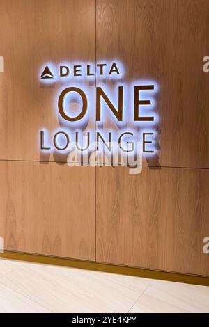 Queens, Usa. Oktober 2024. Die Delta One Lounge am New Yorker John F. Kennedy International Airport befindet sich zwischen den Hallen A und B im Terminal 4. Die 000 über 39 Quadratmeter große Delta One Lounge ist größer als jeder Delta Sky Club und bietet eine Vielzahl von Erlebnissen und Annehmlichkeiten, von feinen Restaurants über Wellness-Behandlungen wie Spa bis hin zu Parkservice. (Foto: Samuel Rigelhaupt/SIPA USA) Credit: SIPA USA/Alamy Live News Stockfoto