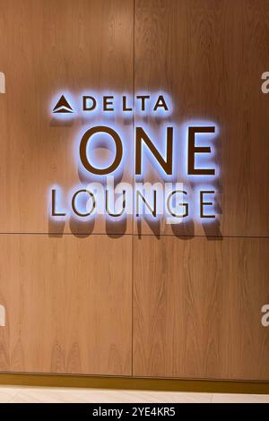 Queens, Usa. Oktober 2024. Die Delta One Lounge am New Yorker John F. Kennedy International Airport befindet sich zwischen den Hallen A und B im Terminal 4. Die 000 über 39 Quadratmeter große Delta One Lounge ist größer als jeder Delta Sky Club und bietet eine Vielzahl von Erlebnissen und Annehmlichkeiten, von feinen Restaurants über Wellness-Behandlungen wie Spa bis hin zu Parkservice. (Foto: Samuel Rigelhaupt/SIPA USA) Credit: SIPA USA/Alamy Live News Stockfoto