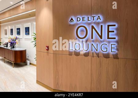 Queens, Usa. Oktober 2024. Die Delta One Lounge am New Yorker John F. Kennedy International Airport befindet sich zwischen den Hallen A und B im Terminal 4. Die 000 über 39 Quadratmeter große Delta One Lounge ist größer als jeder Delta Sky Club und bietet eine Vielzahl von Erlebnissen und Annehmlichkeiten, von feinen Restaurants über Wellness-Behandlungen wie Spa bis hin zu Parkservice. (Foto: Samuel Rigelhaupt/SIPA USA) Credit: SIPA USA/Alamy Live News Stockfoto