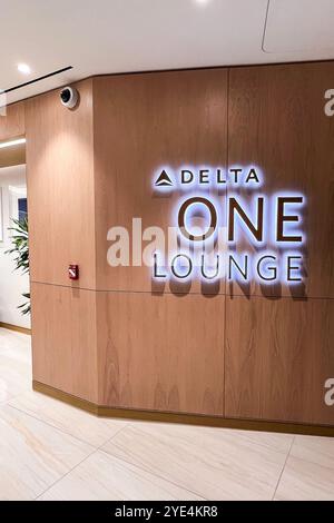 Queens, Usa. Oktober 2024. Die Delta One Lounge am New Yorker John F. Kennedy International Airport befindet sich zwischen den Hallen A und B im Terminal 4. Die 000 über 39 Quadratmeter große Delta One Lounge ist größer als jeder Delta Sky Club und bietet eine Vielzahl von Erlebnissen und Annehmlichkeiten, von feinen Restaurants über Wellness-Behandlungen wie Spa bis hin zu Parkservice. (Foto: Samuel Rigelhaupt/SIPA USA) Credit: SIPA USA/Alamy Live News Stockfoto