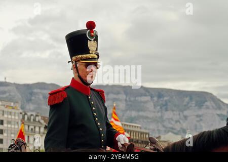 GENF; SCHWEIZ-04. Mai 2024: Kavallerie-Offizier in Uniform der Waadtländer Miliz in Shako mit Pompon. Alte Grenadiere Marschieren. Stockfoto