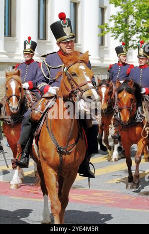 GENF; SCHWEIZ-04. Mai 2024: Kavallerie-Trupp in der Uniform der Waadtländer Miliz. Alter Grenadiermarsch, 275 Jahre Jubiläum. Stockfoto