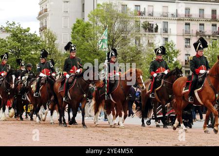 GENF; SCHWEIZ-04. Mai 2024: Kavallerie-Trupp - Straßenparade Teilnehmer in der Uniform der Miliz des Waadtländer Kantons. Alte Grenadiere Marschieren. Stockfoto