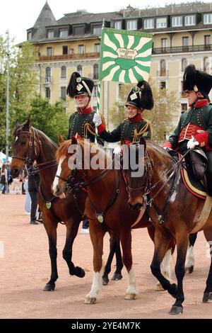 GENF; SCHWEIZ-04. Mai 2024: Kavallerie-Trupp und Standardträger - Straßenparade Teilnehmer in der Uniform der Waadtländer Miliz. Stockfoto