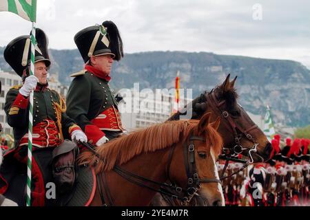 GENF; SCHWEIZ-04. Mai 2024: Kavallerie-Standardträger - Straßenparade-Teilnehmer in der Uniform der Waadtländer Miliz. Stockfoto