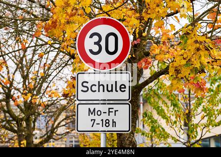 Gersthofen, Bayern, Deutschland - 29. Oktober 2024: Verkehrsschild vor einer Schule. Geschwindigkeitsbegrenzung von 30 km/h in einer Schulzone, aktiv von Montag bis Freitag zwischen 7.00 und 18.00 Uhr *** Verkehrsschild vor einer Schule. Geschwindigkeitsbegrenzung auf 30 km/h in einer Schulzone, aktiv von Montag bis Freitag zwischen 7 und 18 Uhr Stockfoto