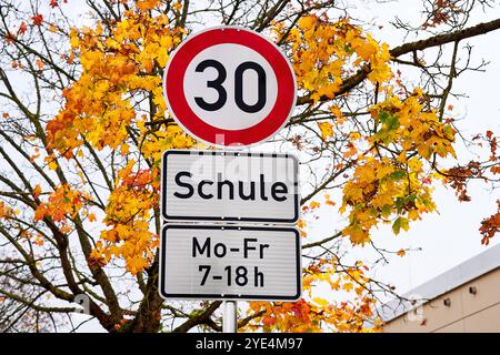 Gersthofen, Bayern, Deutschland - 29. Oktober 2024: Verkehrsschild vor einer Schule. Geschwindigkeitsbegrenzung von 30 km/h in einer Schulzone, aktiv von Montag bis Freitag zwischen 7.00 und 18.00 Uhr *** Verkehrsschild vor einer Schule. Geschwindigkeitsbegrenzung auf 30 km/h in einer Schulzone, aktiv von Montag bis Freitag zwischen 7 und 18 Uhr Stockfoto