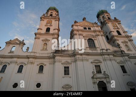 Passau, Deutschland. Oktober 2024. Stephansdom in Passau wird der Passauer Dom von der Abendsonne beleuchtet. Quelle: Felix Hörhager/dpa/Alamy Live News Stockfoto