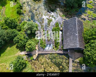 Luftbild von Majerovo Vrilo, eine Reihe von hölzernen Mühlenhäusern an der Quelle des Flusses Gacka im Dorf Sinac, Kroatien Stockfoto