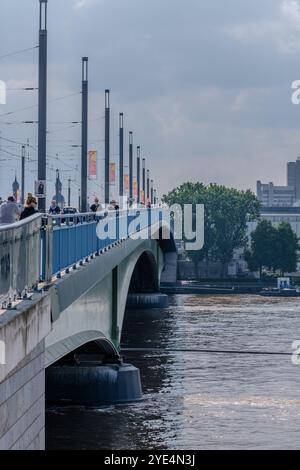 Bonn, Deutschland - 21. Mai 2024 : Blick auf die Kennedy-Brücke, die den Rhein überquert Stockfoto